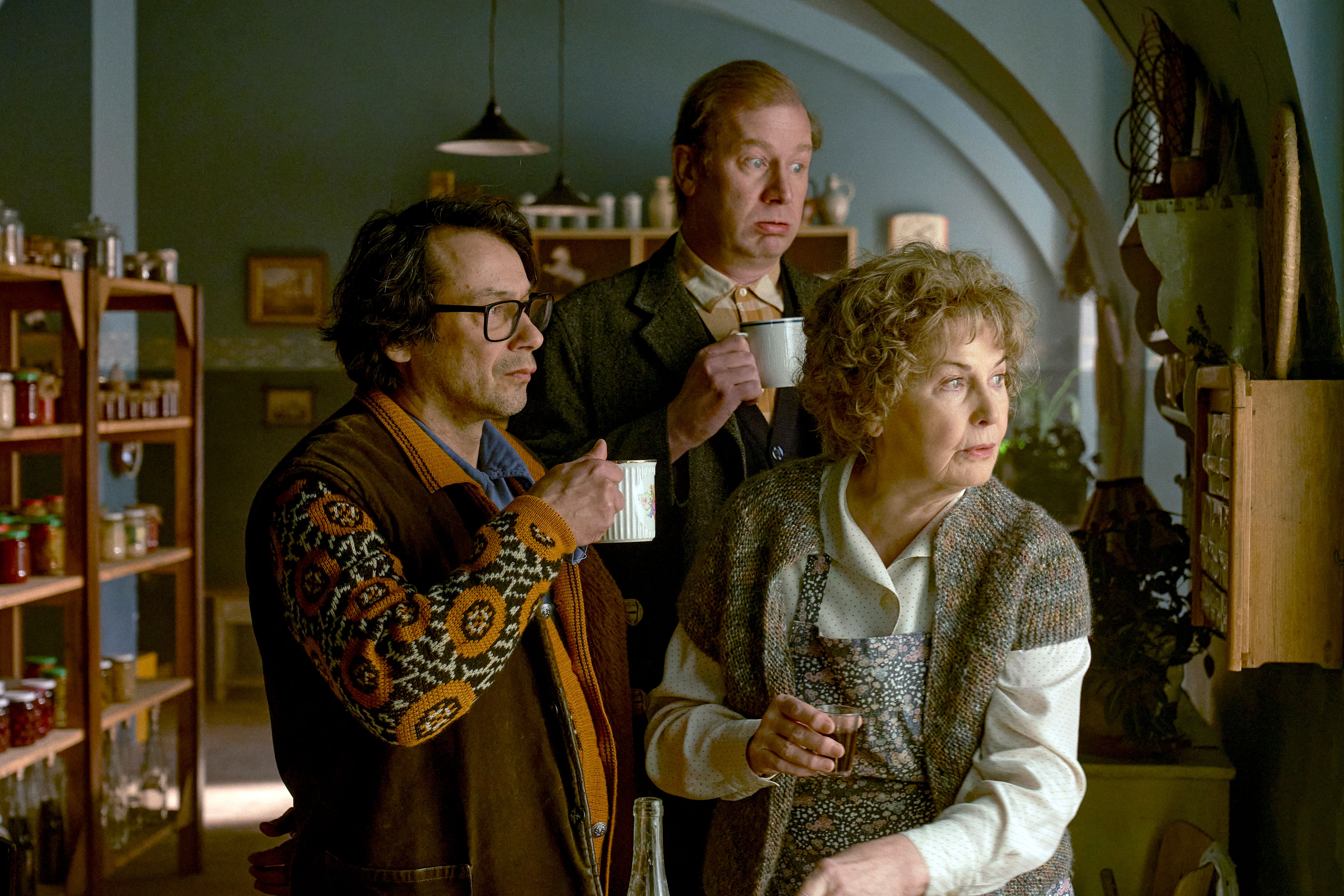 Pavel Liška, Martin Pechlát a Eliška Balzerová na zábere z filmu Aristokratka vo vare.