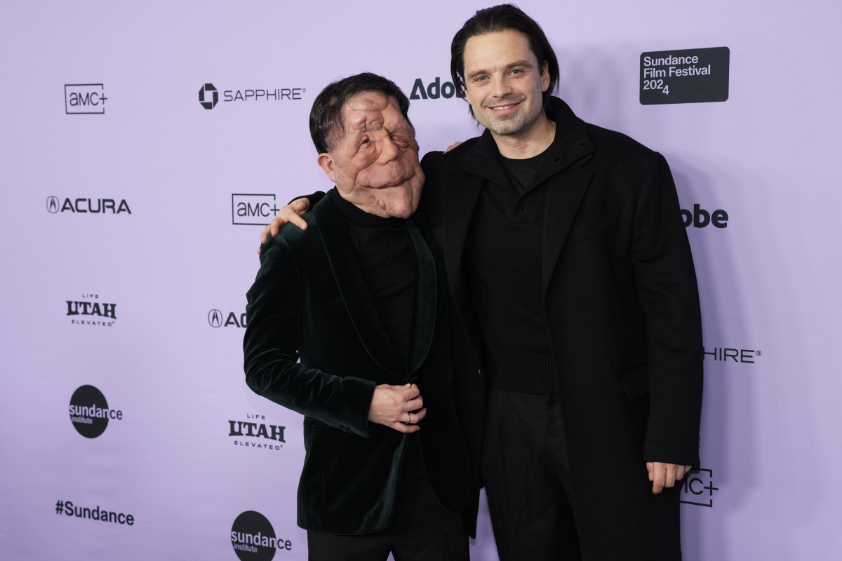Adam Pearson (vľavo) a herec a režisér Sebastian Stan