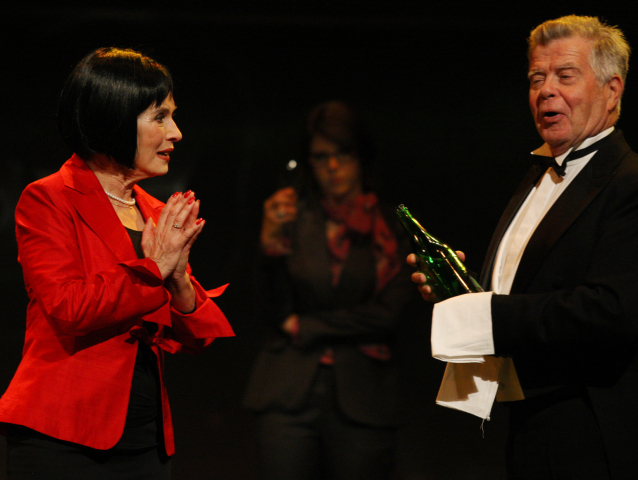 Zuzana Kocúriková a Oldo Hlaváček v inscenácii Odchádzanie, 2008