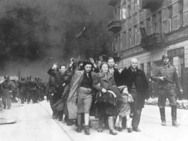 Na archívnej snímke z roku 1943 nacisti deportujú skupinu poľských židov zo židovského geta vo Varšave.