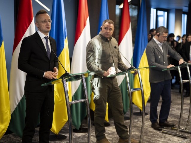 Dmytro Kuleba / Andrij Jermak / Péter Szijjártó /