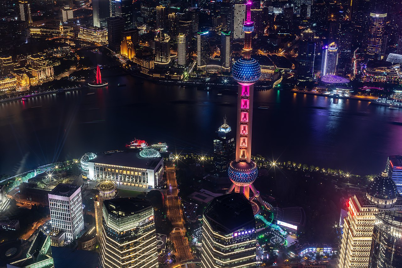 Nočný výhľad zo Shanghai Tower (Šanghaj, Čína)