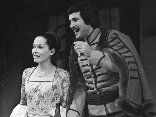 Zuzana Kocúriková a Dušan Jamrich v hre Sluha dvoch pánov, 1975