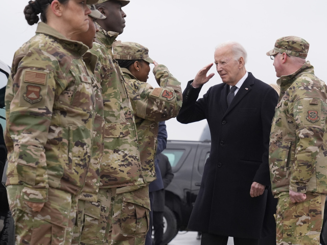 Prezident USA Joe Biden sa víta s vojakmi na americkej vojenskej základni v Doveri počas príchodu pozostatkov troch amerických vojakov, ktorí zomreli po dronovom útoku na základňu na severovýchode Jordánska, 2. február 2024