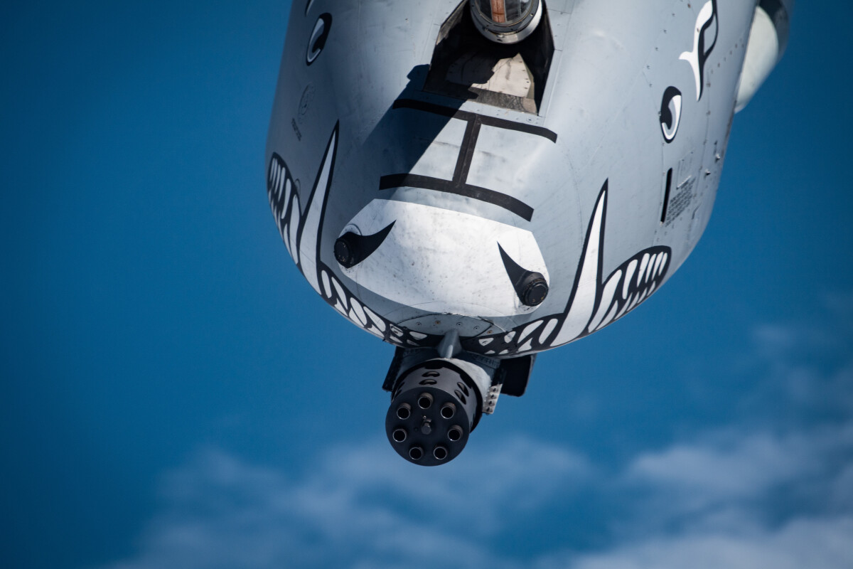 A10 Thunderbolt tankovanie za letu detail kanón