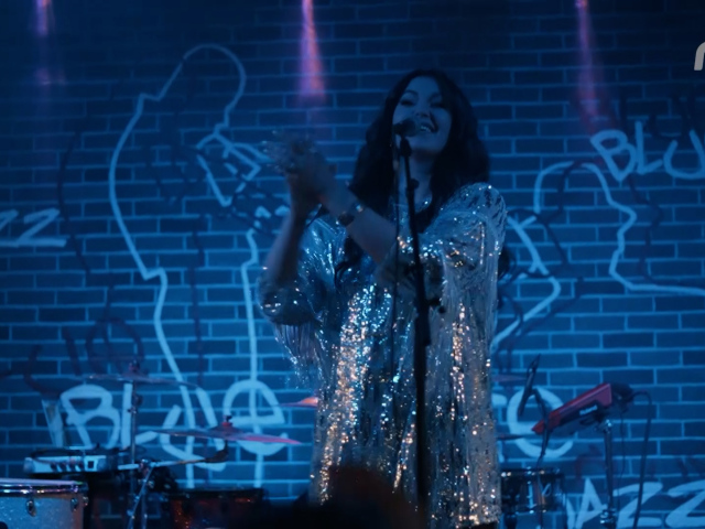 Opri sa o mňa, Celeste Buckingham