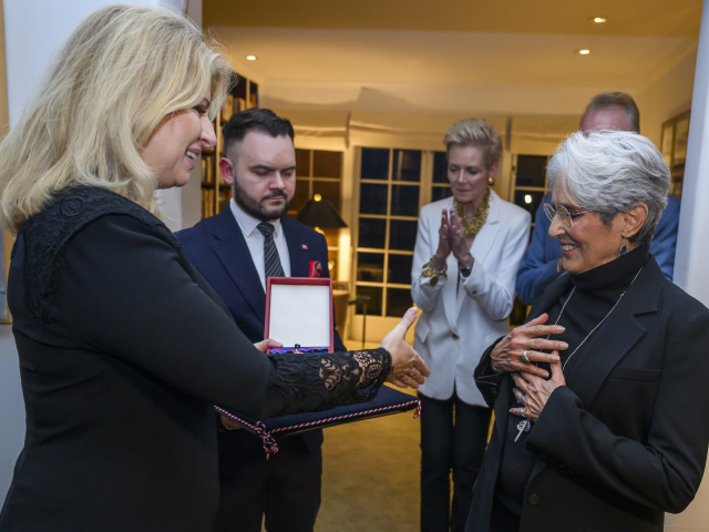 Zuzana Čaputová, vyznamenanie, Joan Baezová