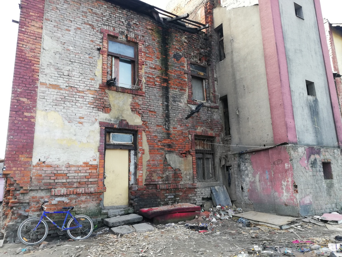 stopy po požiari, bytovka, Zvolen, Balkán