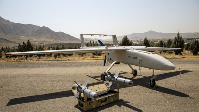 Prioritne iránsky prieskumný dron Mohajer 6 je schopný niesť aj dve protitankové rakety.
