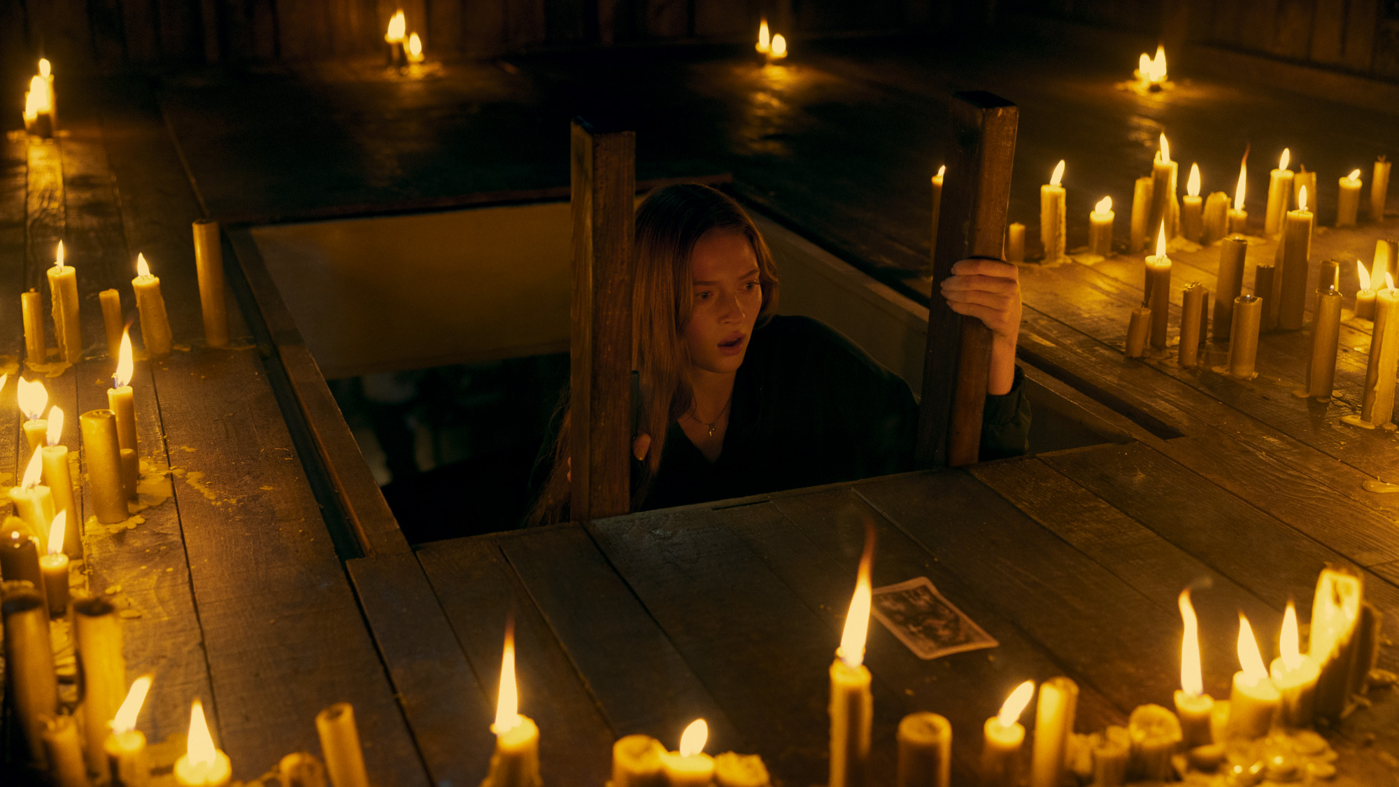 Larsen Thompson na zábere filmu Tarot: Karty smrti.