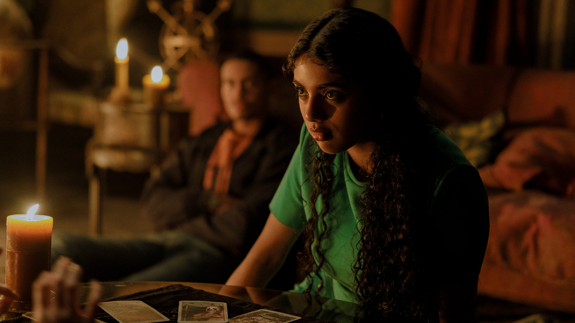 Adain Bradley (v pozadí) a Avantika Vandanapu na zábere z filmu Tarot: Karty smrti.
