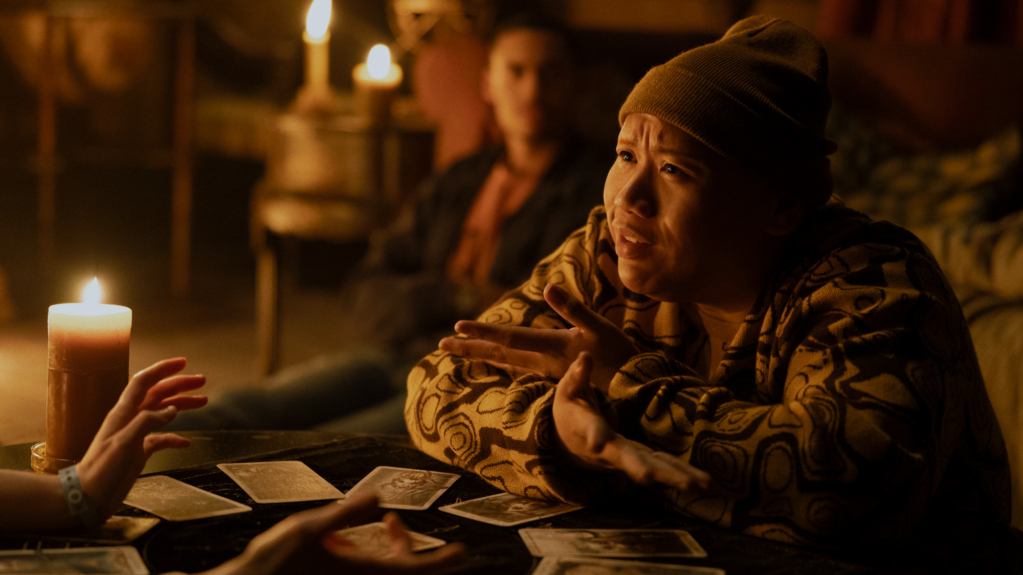 Adain Bradley (v pozadí) a Jacob Batalon na zábere z filmu Tarot: Karty smrti.