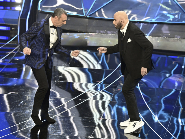 John Travolta (vpravo) a moderátor Amadeus 