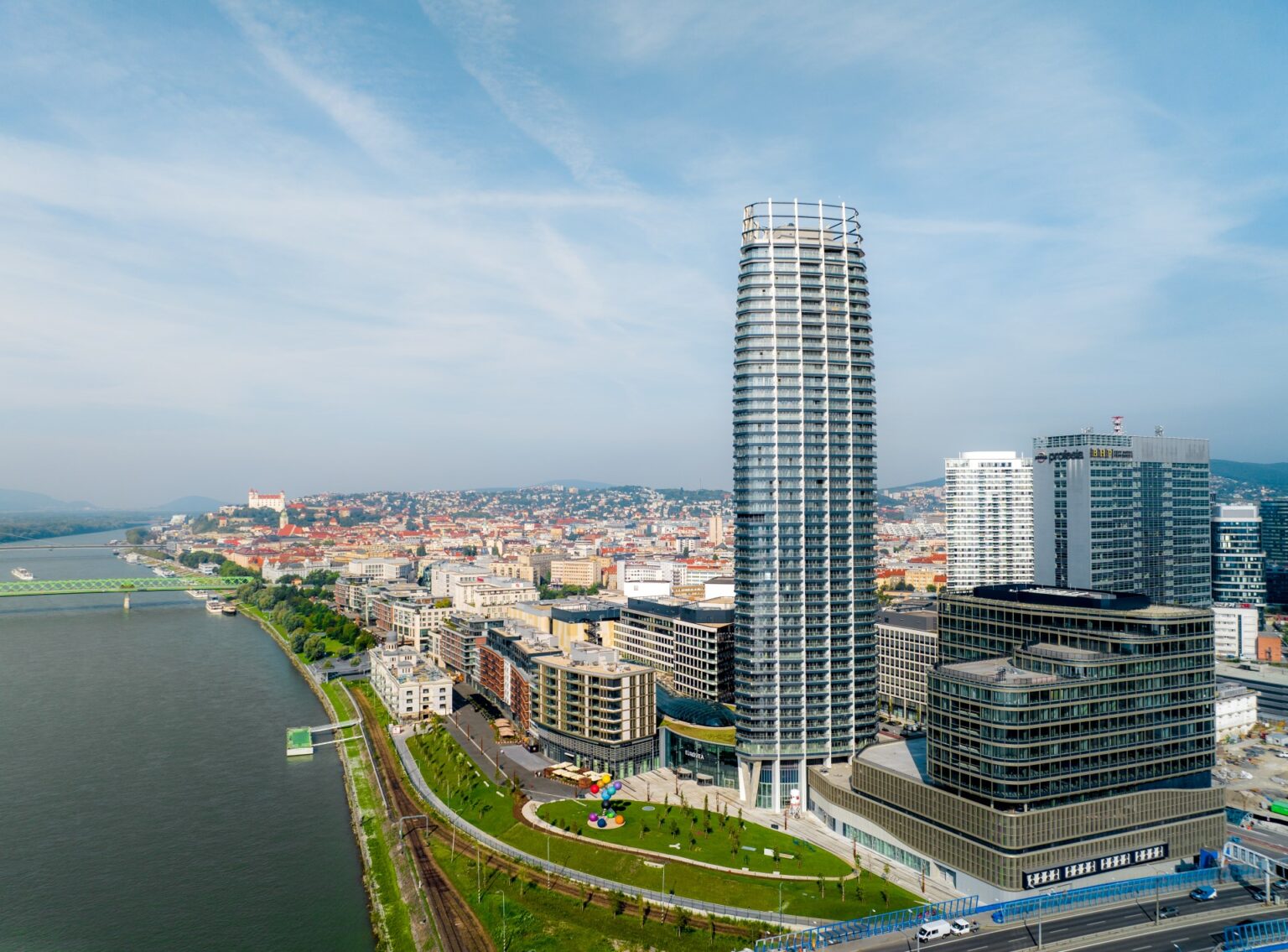 Prvý slovenský mrakodrap Europea Tower na nábreží Dunaja v Bratislave.