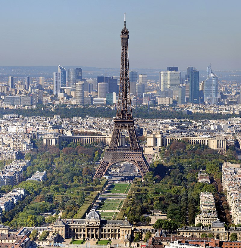Pohľad na panorámu Paríža s Eiffelovou vežou v popredí.
