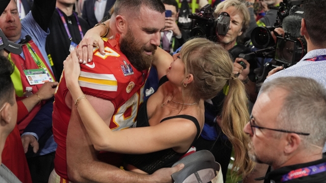 Travis Kelce s partnerkou Taylor Swiftovou