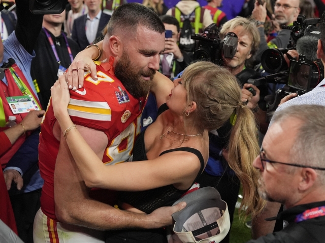 Travis Kelce s partnerkou Taylor Swiftovou