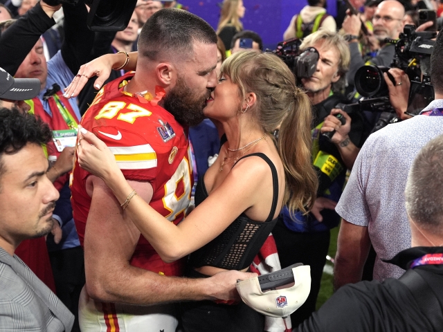Travis Kelce s partnerkou Taylor Swiftovou