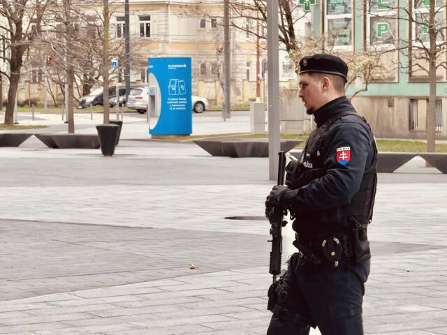 policajt, evakuácia, vyhrážky