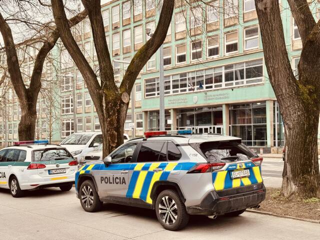 polícia, evakuácia, vyhrážky, UK, fakulta