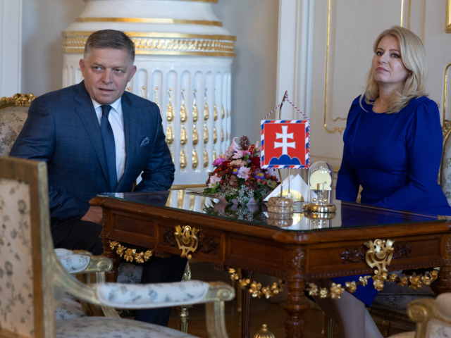 Robert Fico pri preberaní poverenia na zostavenie vlády od prezidentky Zuzany Čaputovej.
