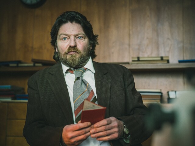 Leoš Noha ako citlivý agent ŠtB Hora v seriáli To se vysvětlí, soudruzi!.