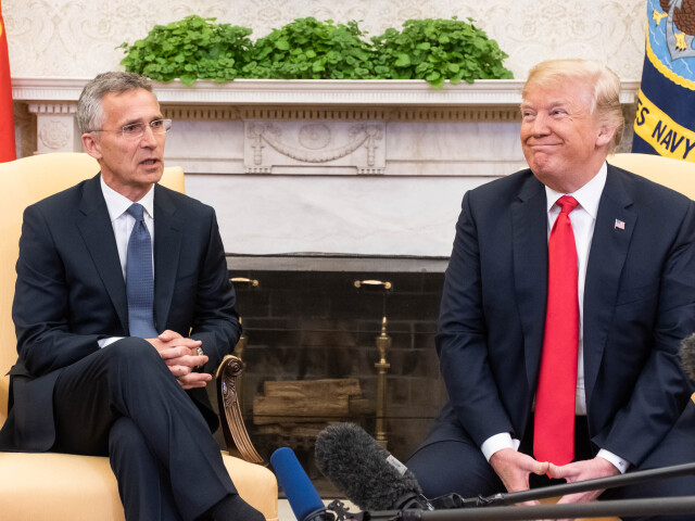 Generálny tajomník NATO Jens Stoltenberg v máji 2018 v Bielom dom s Donaldom Trumpom.