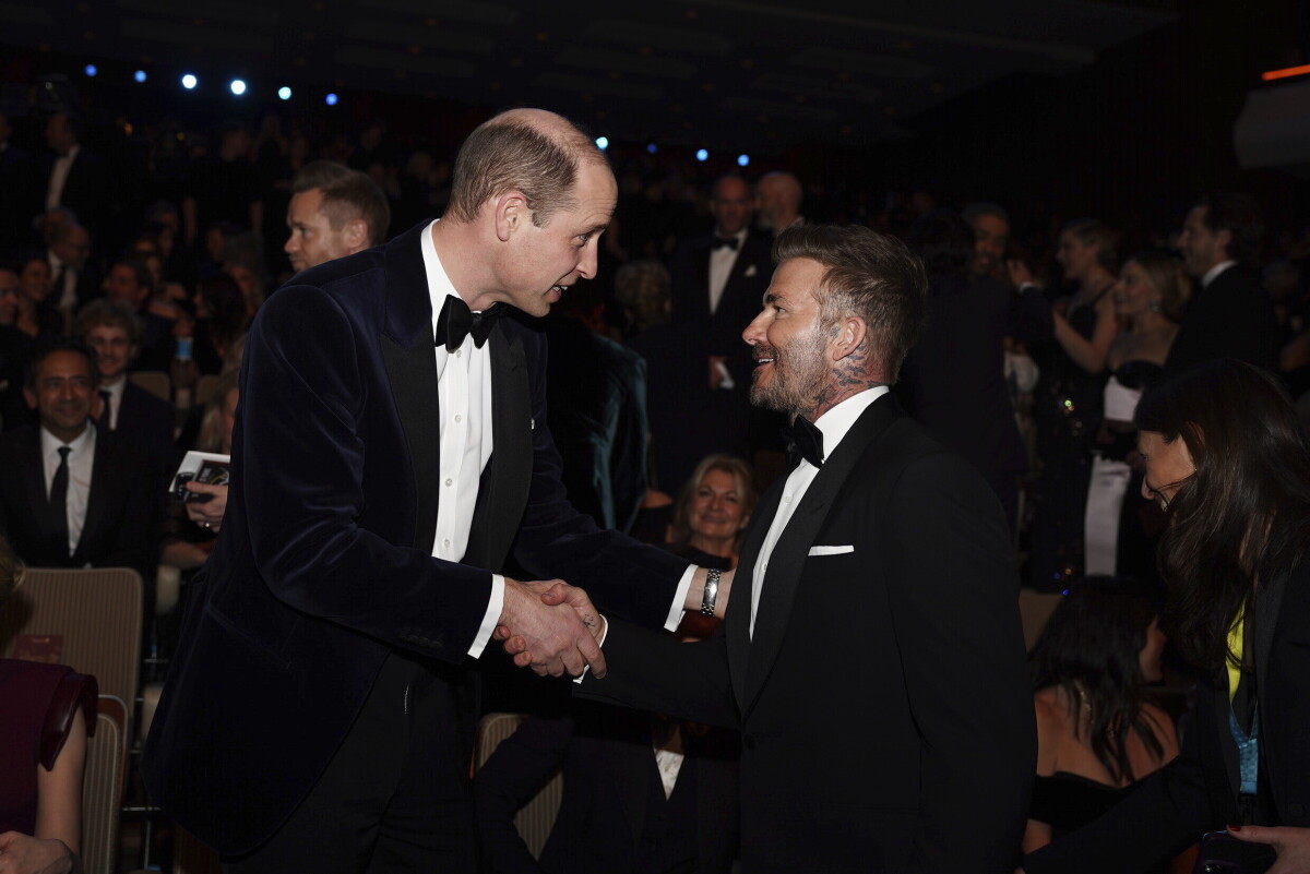 Princ William, prezident organizácie BAFTA sa zdraví s Davidom Beckhamom.