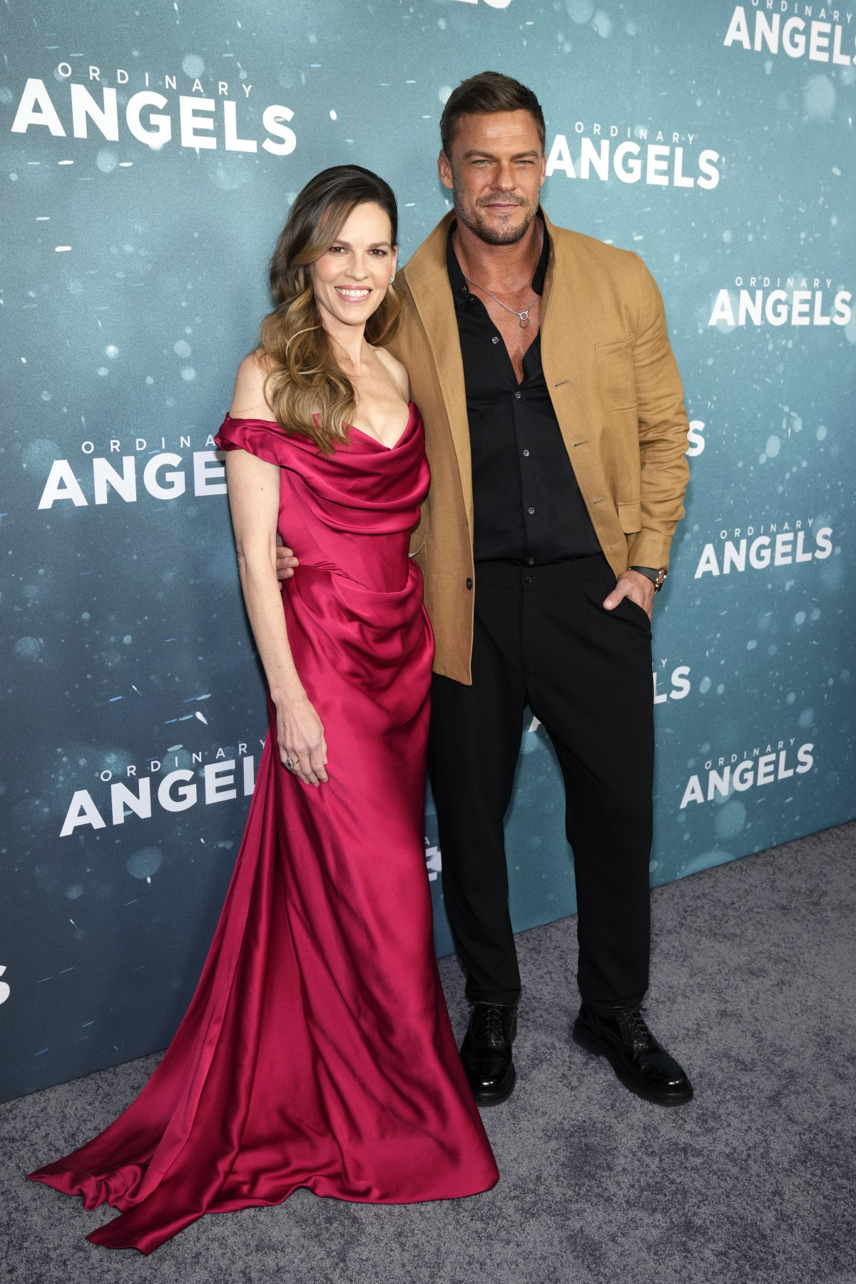 Herečka Hilary Swank a jej kolega Alan Ritchson.