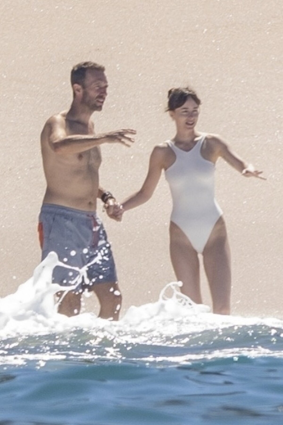 Dakota Johnson a jej partner, hudobník Chris Martin 