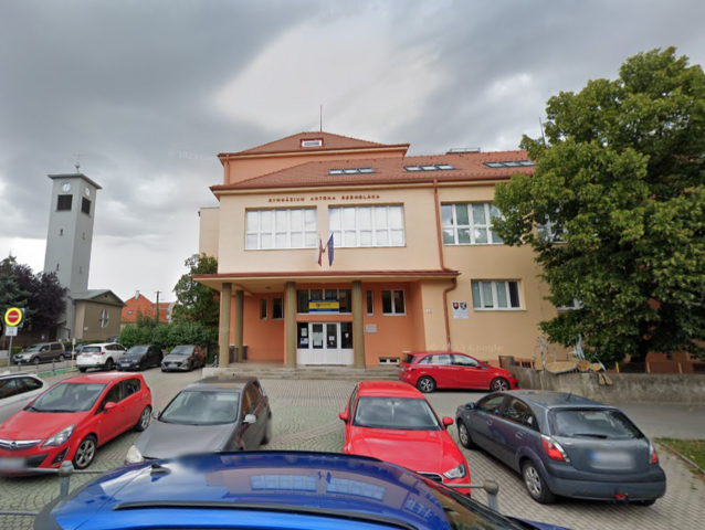 Gymnázium Antona Bernoláka, škola, senec