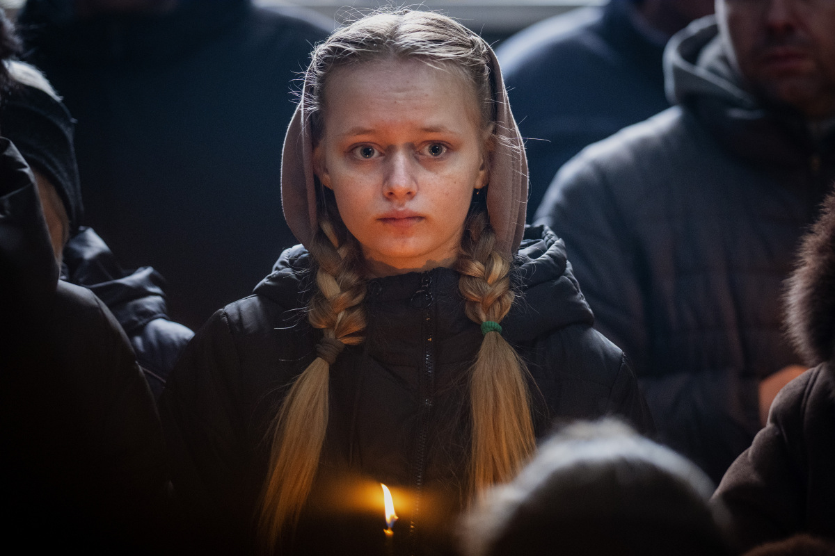 APTOPIX Russia Ukraine War pohreb dievča slzy