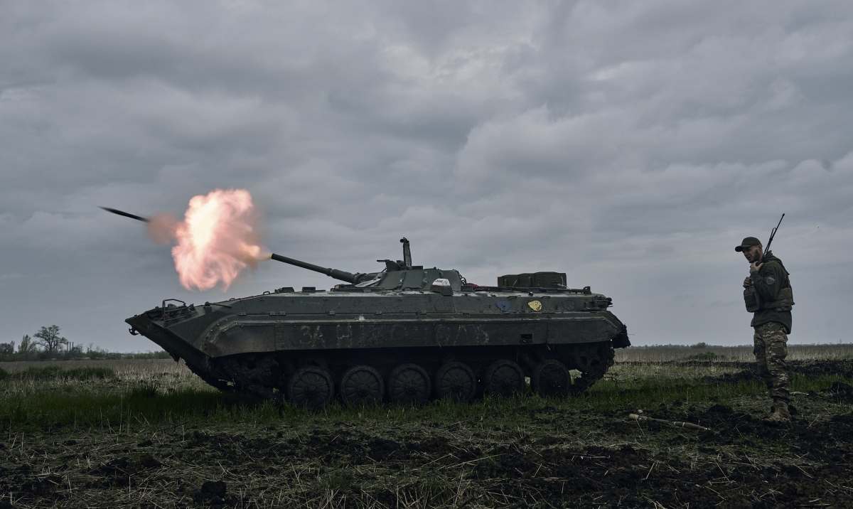 Russia Ukraine War BVP strieľa