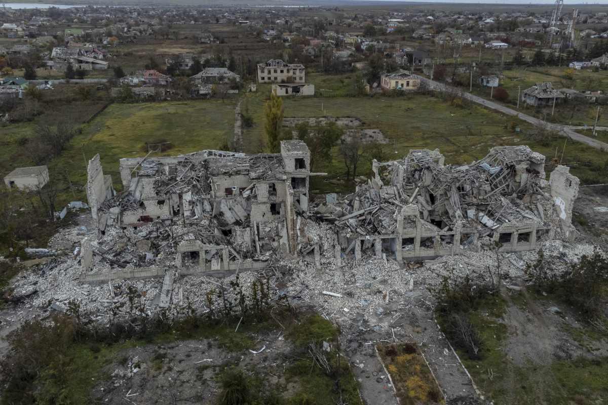 YE Behind the Lens - Ukraine cherson oslobodenie škola ruiny trosky