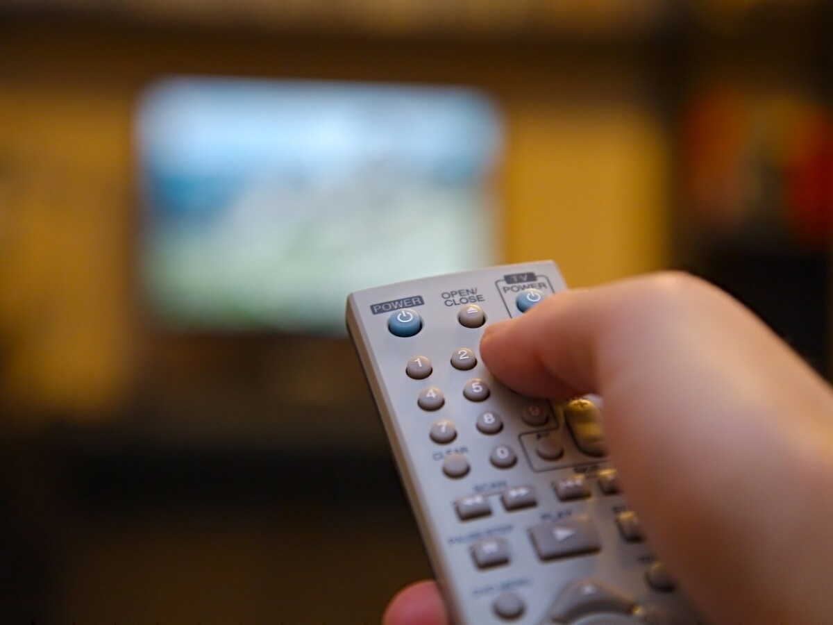 televízor, ovládač