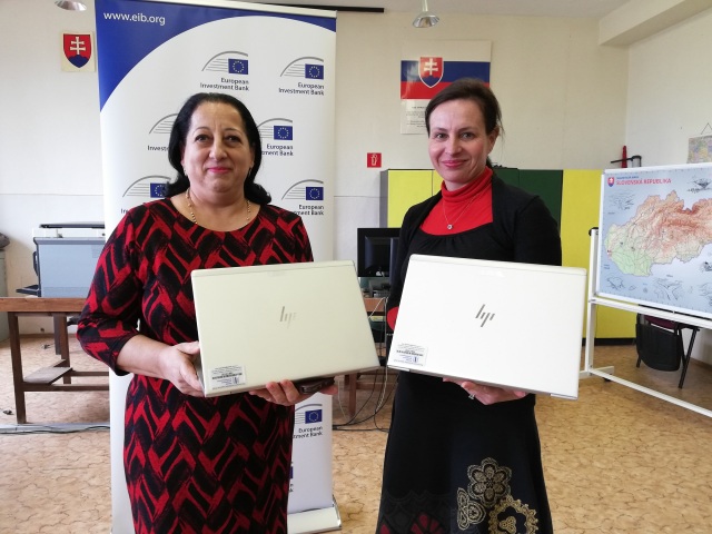 Ildikó Kotlárová, riaditeľka ZŠ, Zuzana Kaparová, EIB Slovensko