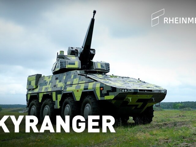 Nemecký protilietadlový systém Skyranger 30 krátkeho dosahu na podozvku obrneného vozidla Boxer 8x8, obe od nemeckej spoločnosti Rheinmetall. Systém obsahuje revolverový kanón kalibru 30 mm určený prioritne na boj proti dronom a nízkoletiacim cieľom.