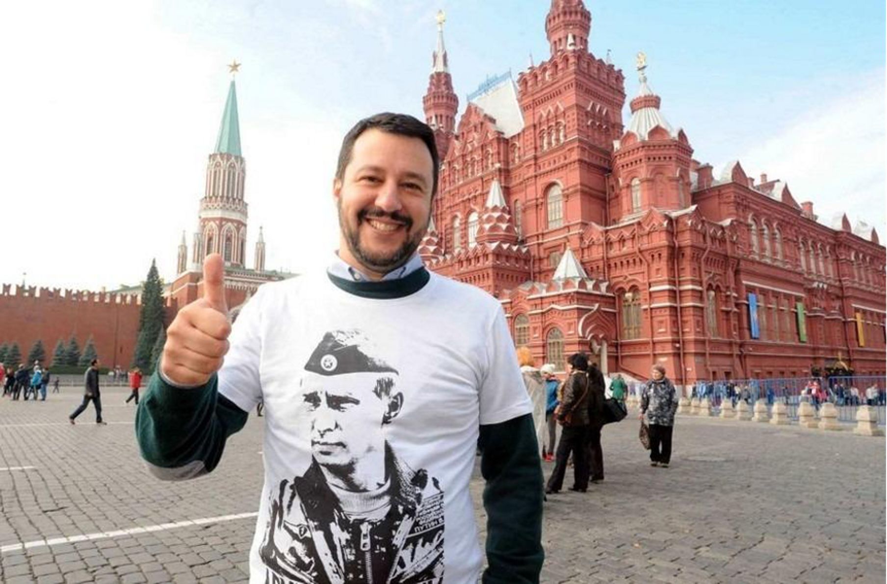 Na archívnej snímke z roku 2014 taliansky politik a predseda strany Liga Matteo Salvini počas návštevy Moskvy krátko po ruskej anexii Krymu.