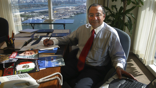 Manuel Rocha sedí vo svojej kancelárii v spoločnosti Steel Hector & Davis v Miami v januári 2003, keď nastúpil do firmy, aby pomohol otvoriť dvere v Latinskej Amerike. Vo štvrtok 29. februára 2024 73-ročný Rocha pred sudcom povedal, že sa priznáva k federálnym obvineniam zo sprisahania s cieľom pôsobiť ako agent cudzej vlády, čo sú obvinenia, ktoré ho môžu dostať za mreže na niekoľko rokov.