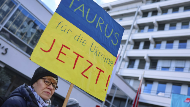 Demonštrantka požaduje dodávku riadených striel Taurus na Ukrajinu na plagáte na zhromaždení pre Ukrajinu v nemeckom Norimbergu v sobotu 24. februára 2024.