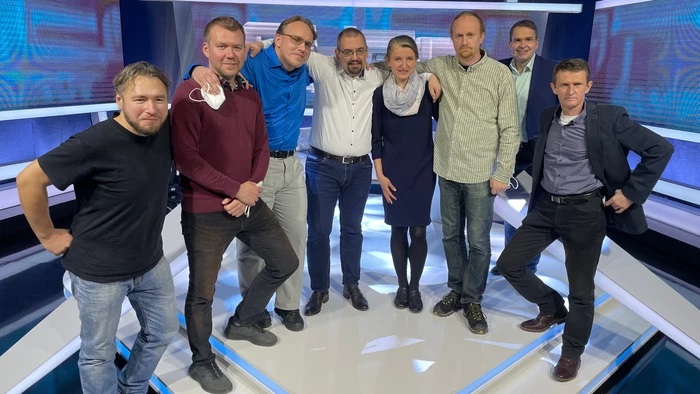 Finalisti Dueli šampiónov s moderátorom Gregorom Marešom (druhý sprava).