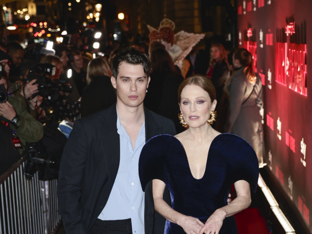 Nicholas Galitzine a herečka Julianne Moore