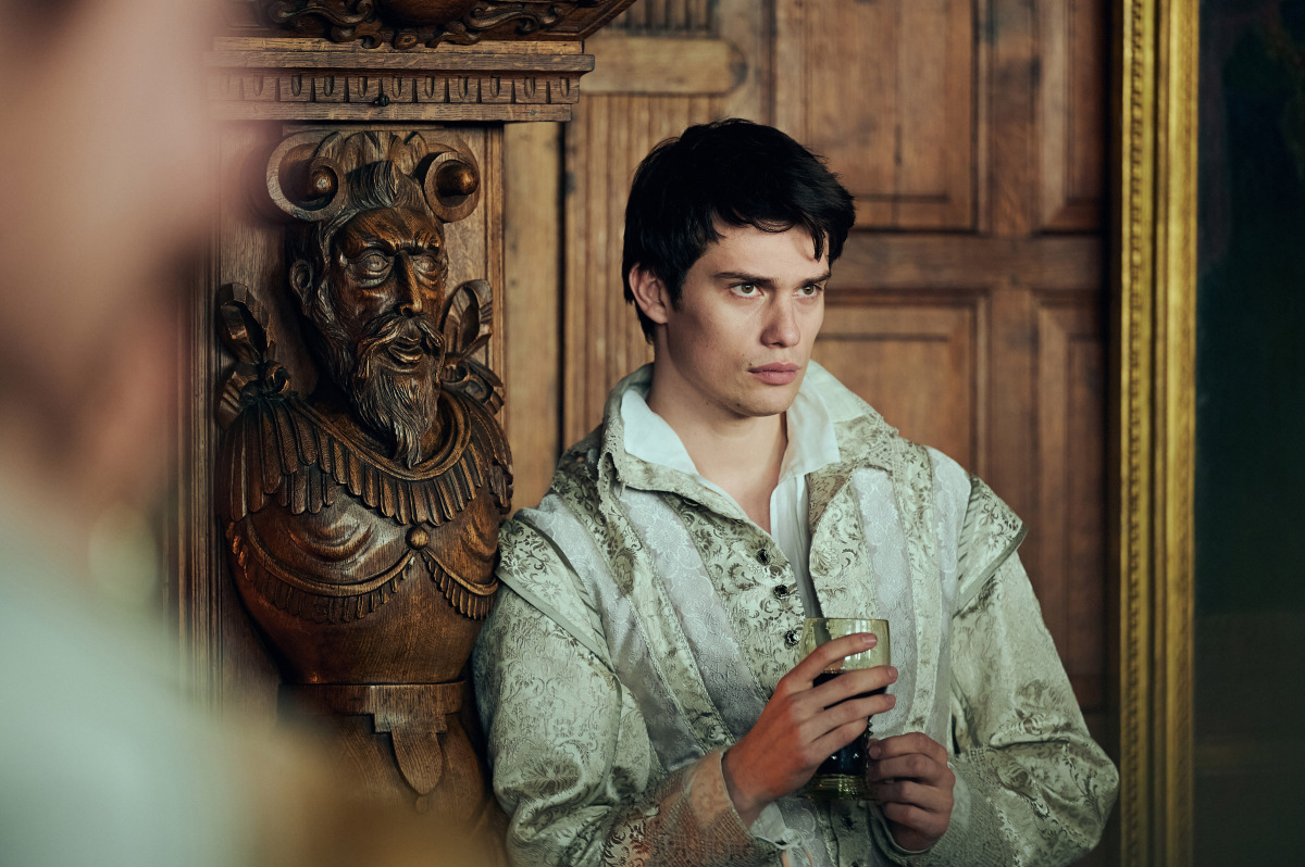Nicholas Galitzine ako George Villiers,