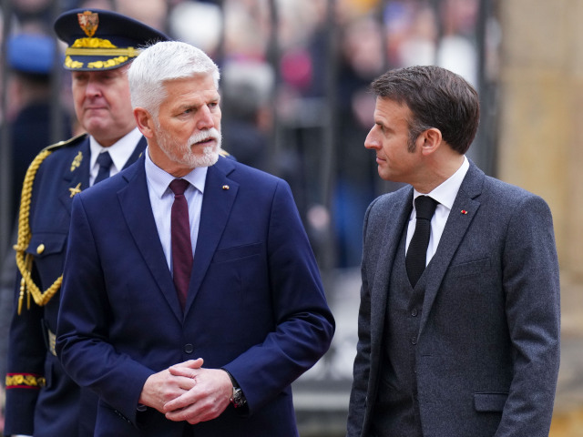 Český prezident Petr Pavel (vľavo) víta svojho francúzskeho kolegu Emmanuela Macrona na Pražskom hrade v Prahe v utorok 5. marca 2024.
