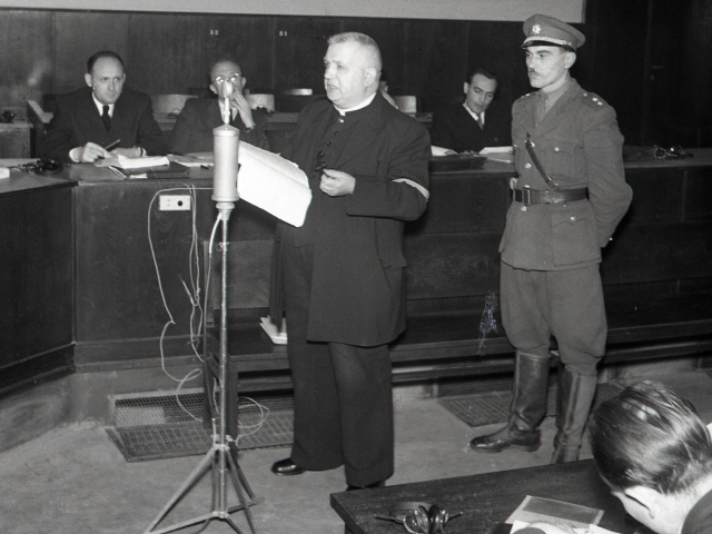 Dr. Jozef Tiso a Alexander Mach pred NÄ‚Ë‡rodnÄ‚Ëťm sÄ‚Ĺźdom v Bratislave.
