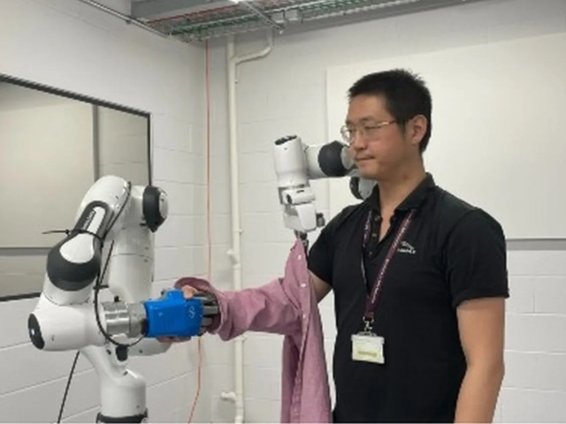 robot, asistované obliekanie