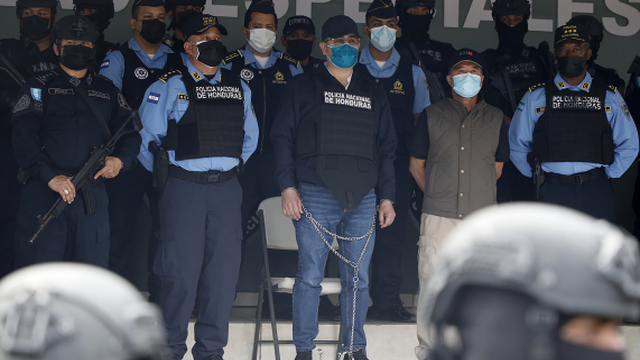 Bývalý honduraský prezident Juan Orlando Hernandez, uprostred v reťaziach, iba 27. januára skončil vo funkcii a už 15. februára 2022 ho zatkla honduraská polícia. V apríli ho na žiadosť Washingtonu vydali na trestné stíhanie do USA.