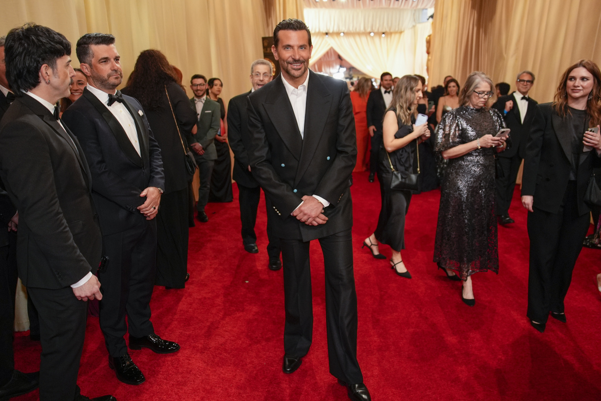 Herec Bradley Cooper v kreácii Louis Vuitton. 
