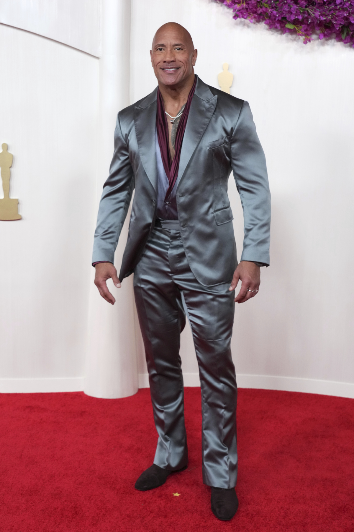 Herec Dwayne Johnson v obleku Dolce & Gabbana.