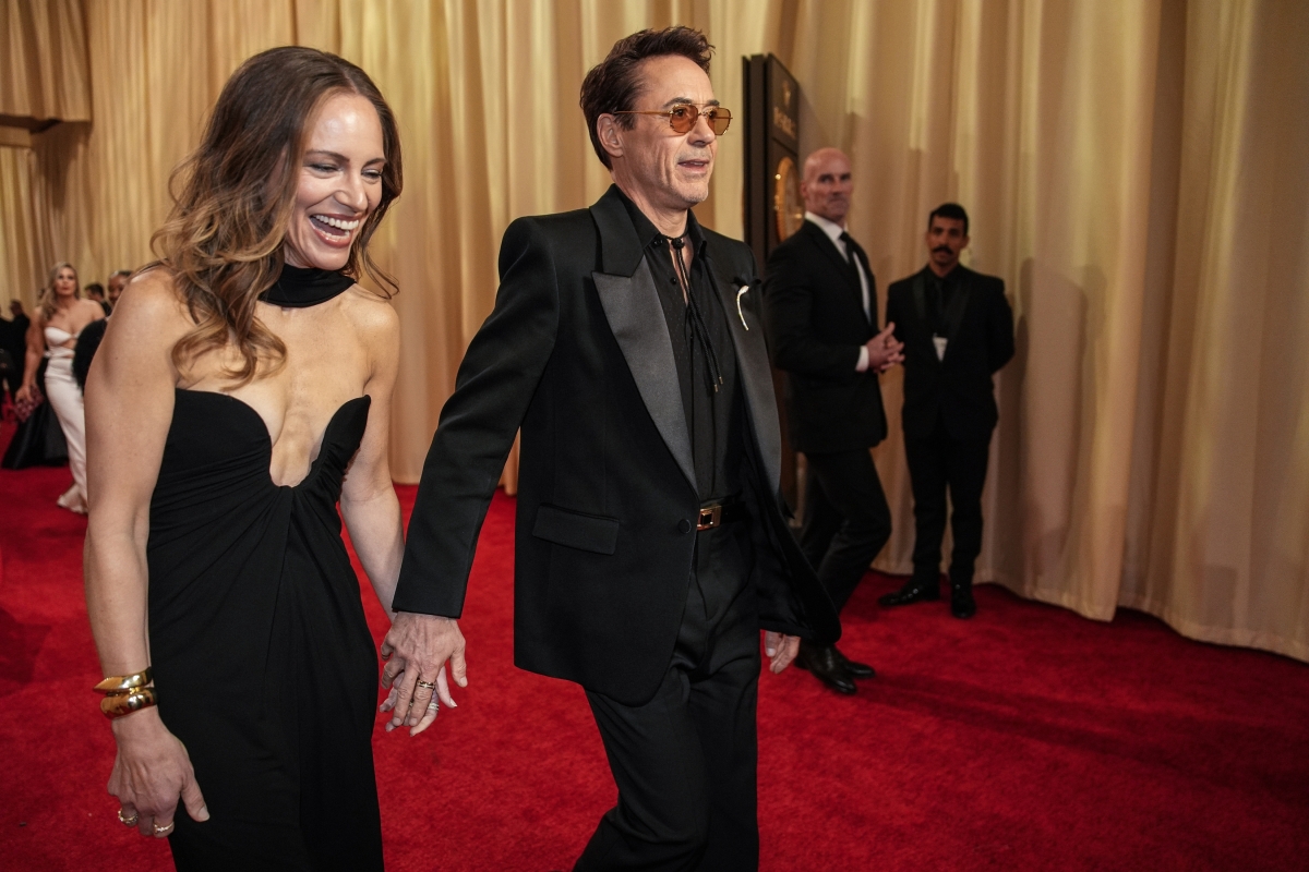 Herec Robert Downey Jr. a jeho manželka Susan Downey v značke Saint Laurent.